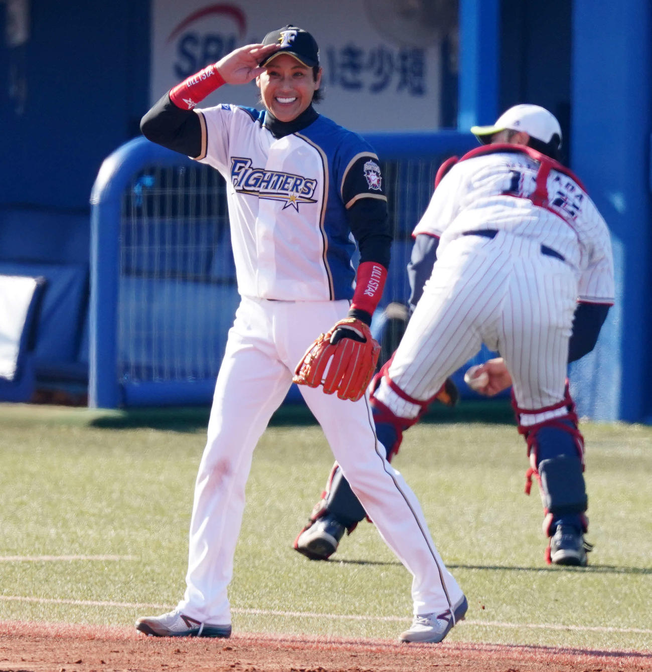 プロ野球合同トライアウトでシートノックを行う新庄氏（撮影・江口和貴）