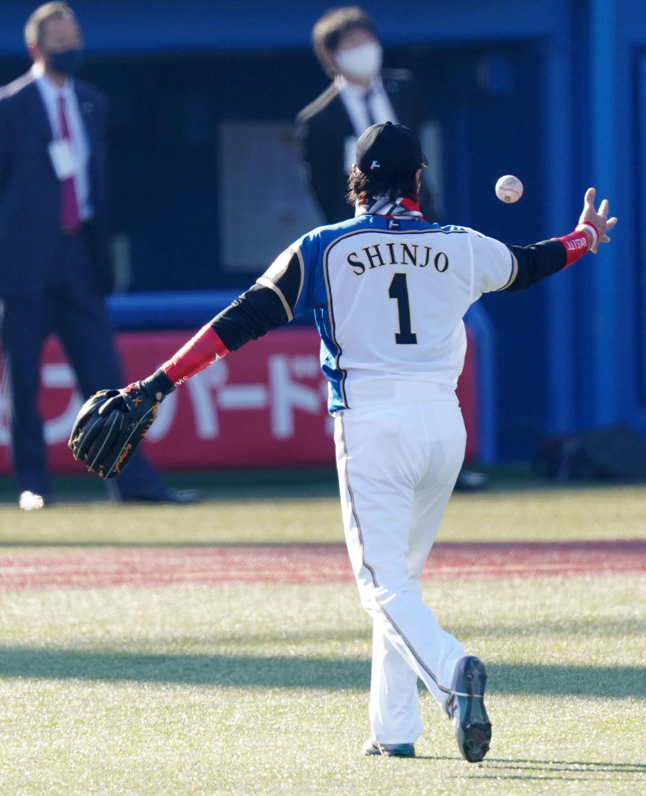 日本ハムのユニホーム背番号「1」でプロ野球合同トライアウトに臨む新庄氏（撮影・江口和貴）
