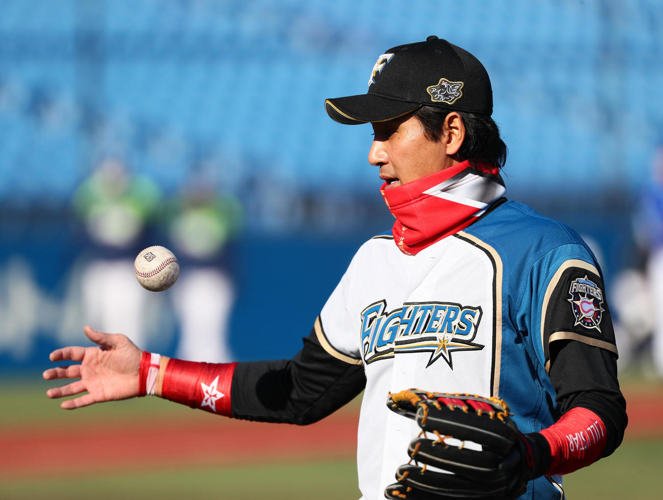 トライアウト前、体を動かす新庄氏（撮影・足立雅史）