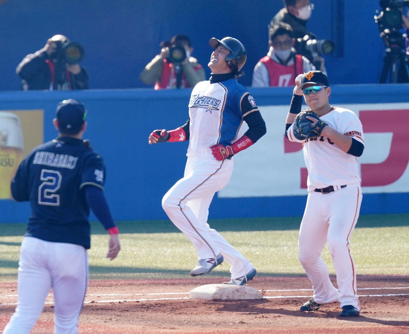 プロ野球合同トライアウトで二ゴロに倒れ悔しい表情の新庄氏（撮影・江口和貴）