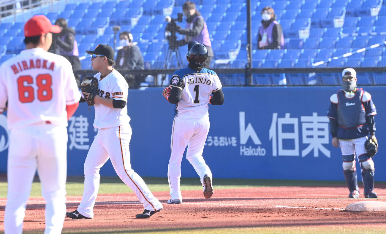第1打席で二ゴロに倒れる新庄氏（中央）（撮影・山崎安昭）