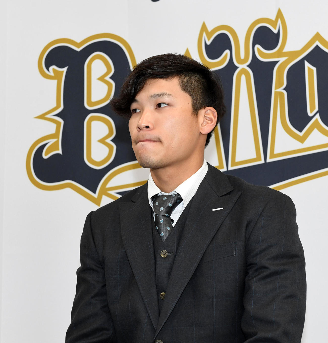 ダウンで契約更改、厳しい表情で会見する中川圭（撮影・前岡正明）