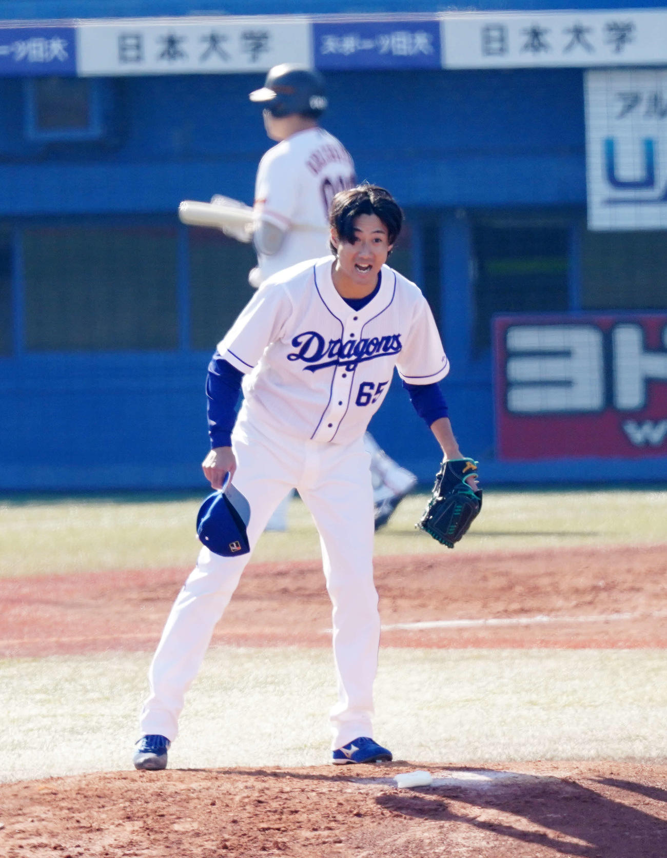 プロ野球合同トライアウトで二ゴロに参加した中日伊藤（撮影・江口和貴）