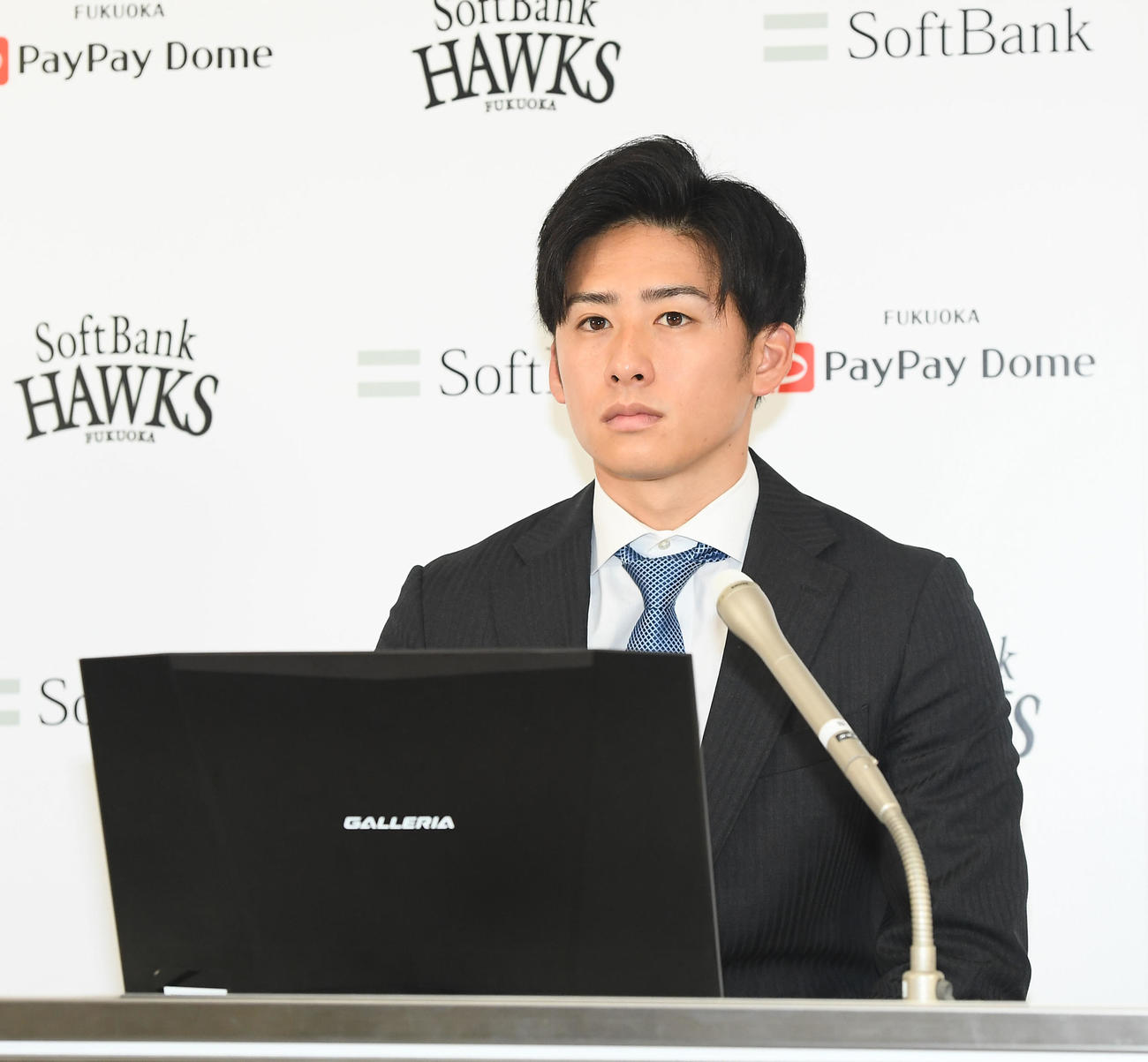 契約更改を終えた板東湧梧は報道陣の質問にこたえる（現場代表）