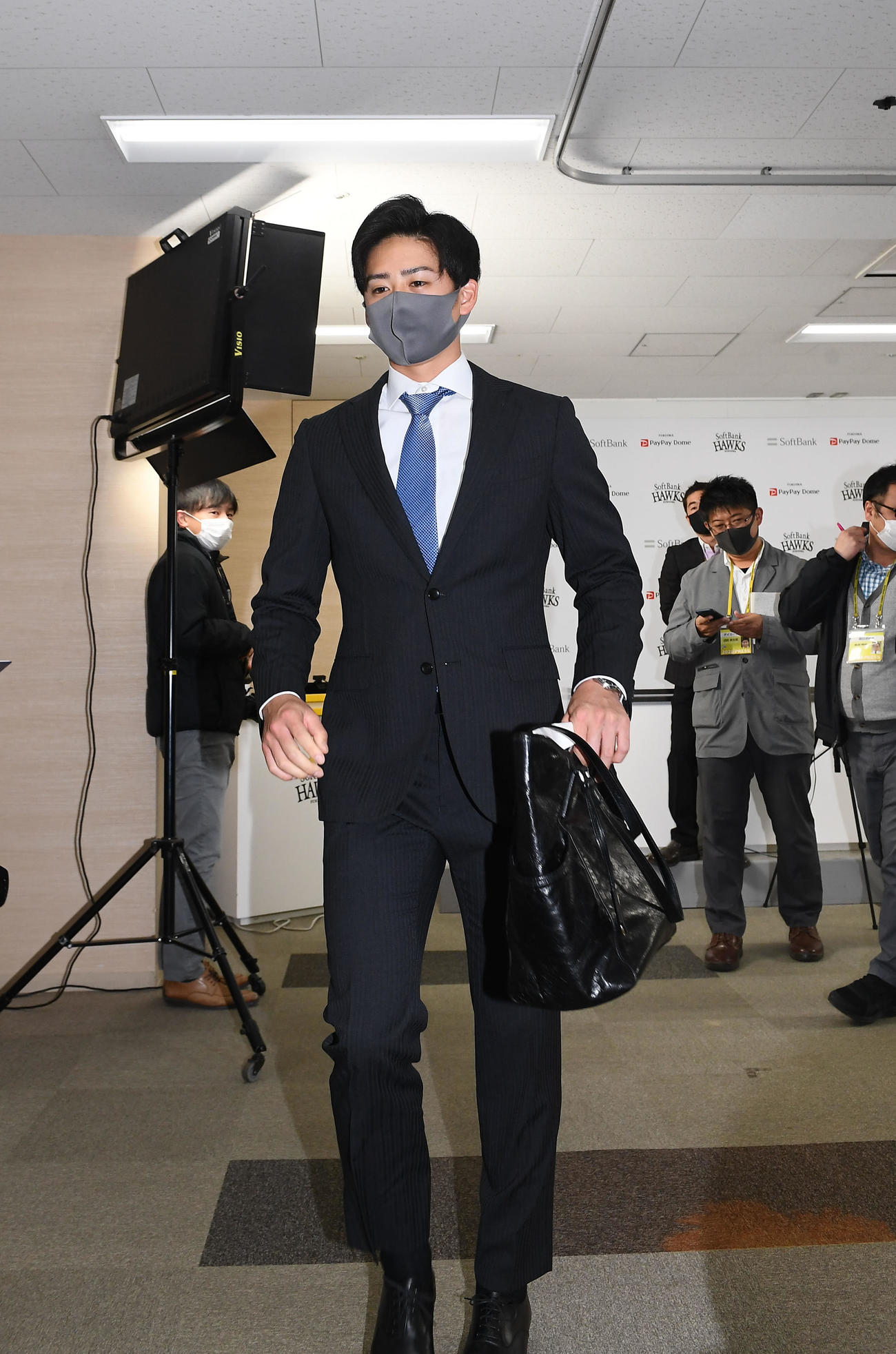 契約更改を終えた板東湧梧は会見を終え引きあげる（現場代表）