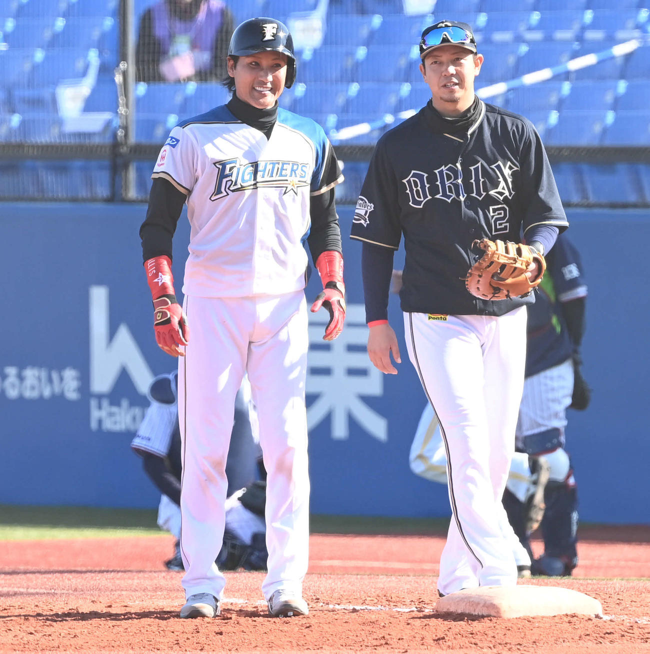 第2打席、四球で出塁した新庄氏。右は一塁手オリックス白崎（撮影・山崎安昭）