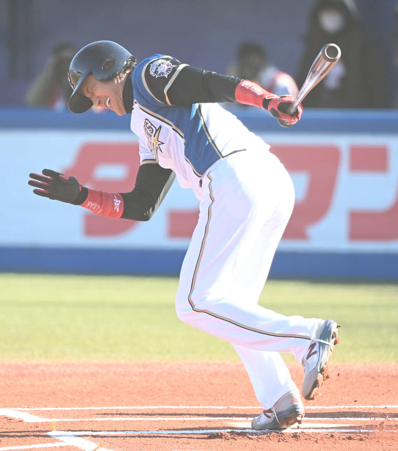第3打席で二ゴロに倒れる新庄氏（撮影・山崎安昭）