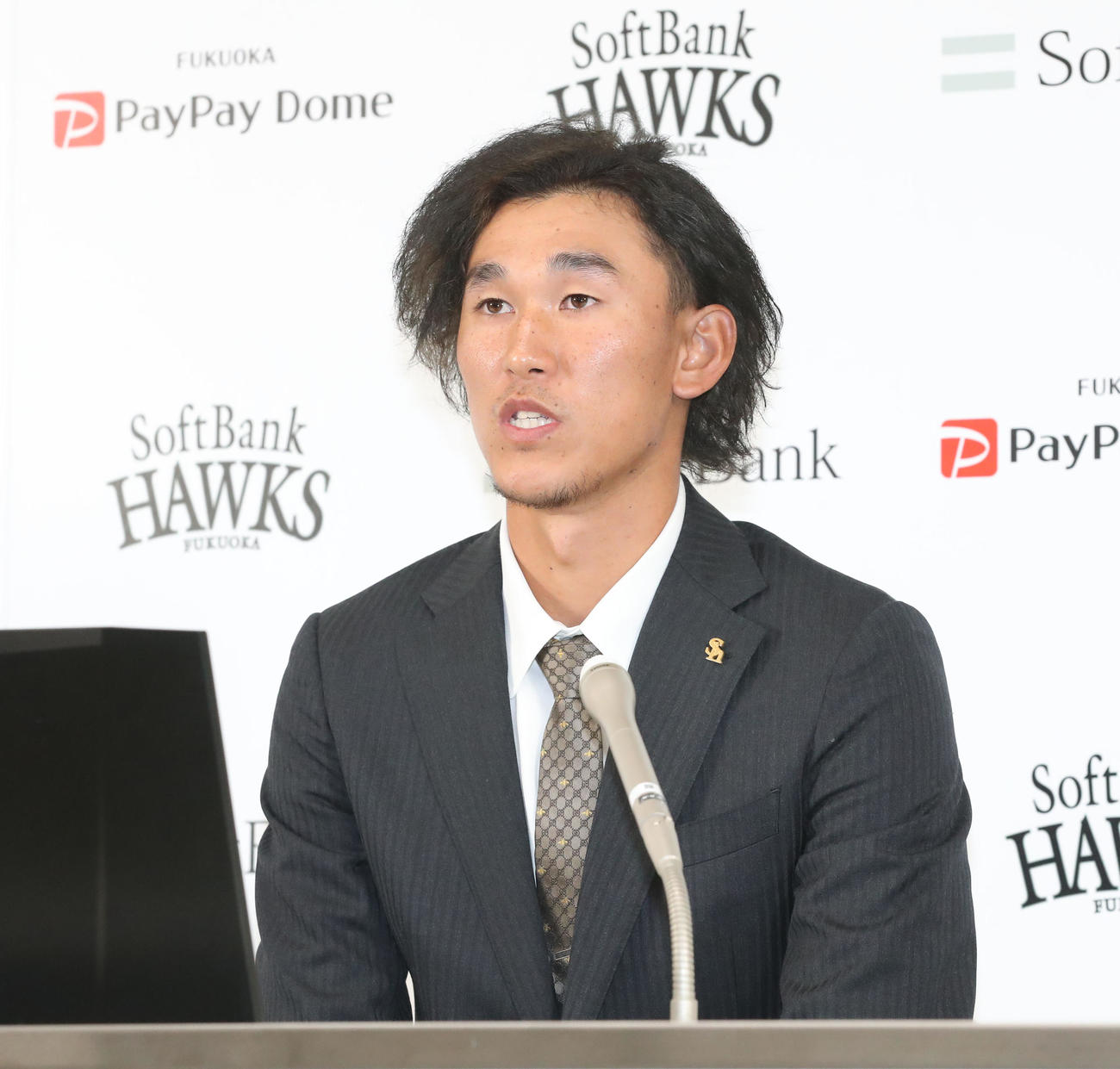契約更改を終えた三森大貴は報道陣の質問に応える（撮影・梅根麻紀）