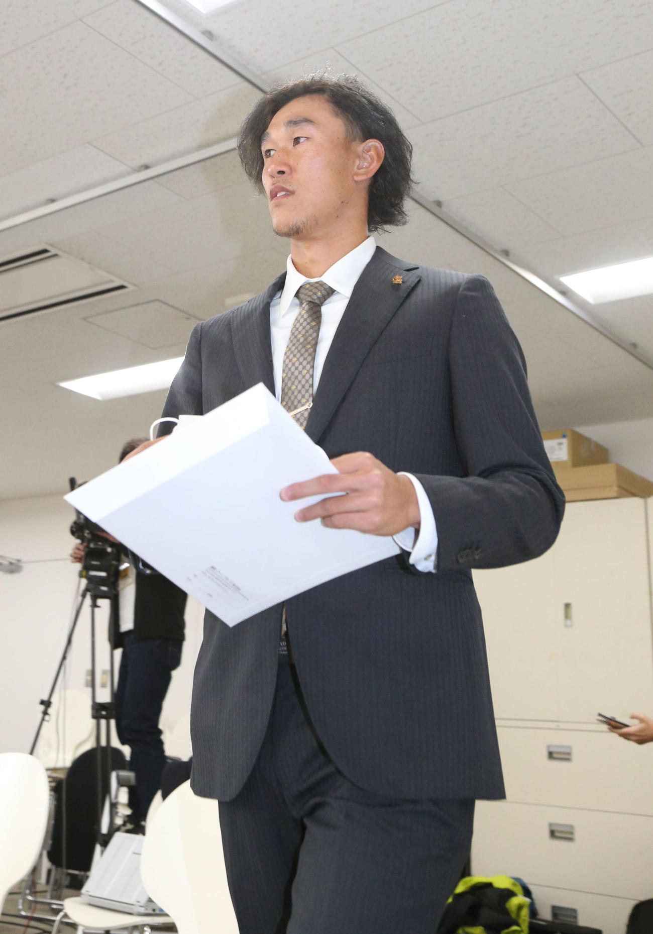 契約更改を終えた三森大貴は書類を手に会見場に入室する（撮影・梅根麻紀）