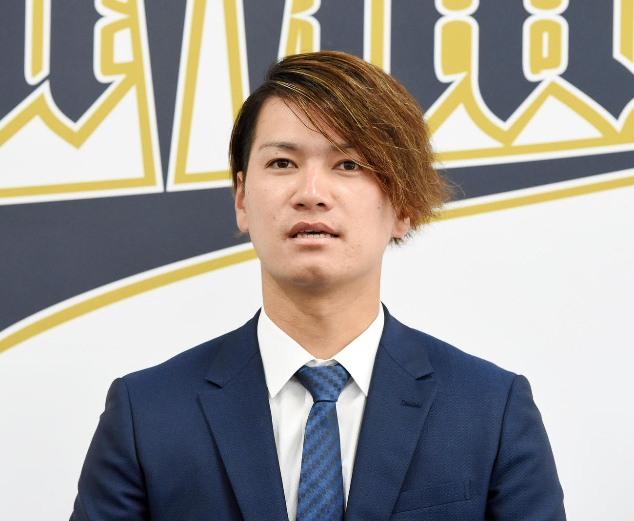 ダウンで契約更改、厳しい表情で会見するKー鈴木（撮影・前岡正明）