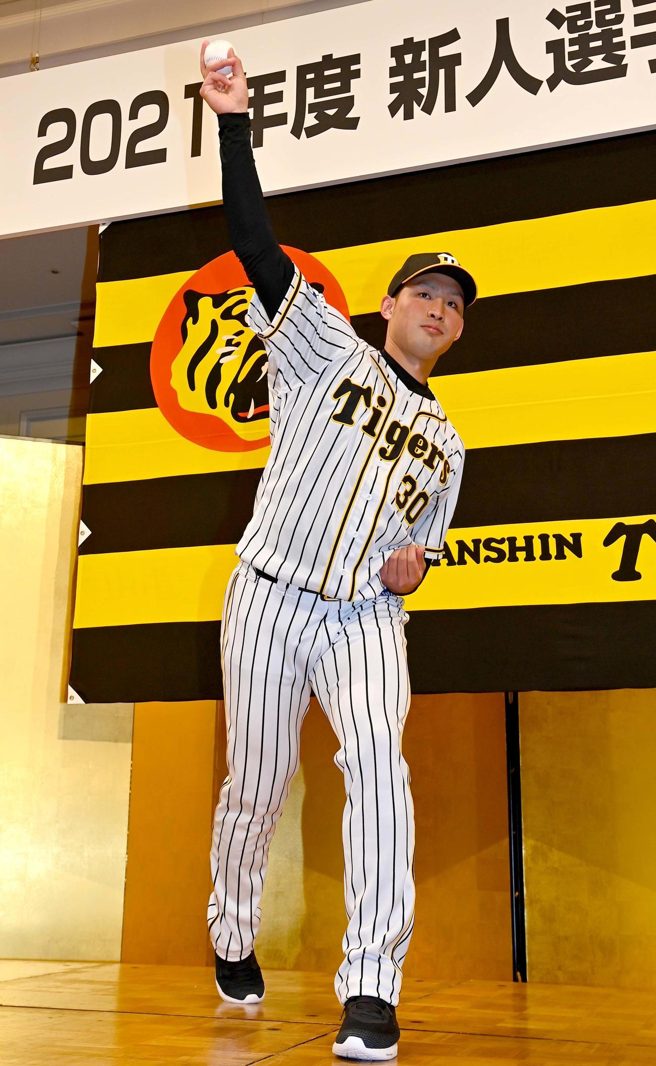 新人選手入団発表会で投球フォームを披露するドラフト3位の佐藤蓮（撮影・上田博志）
