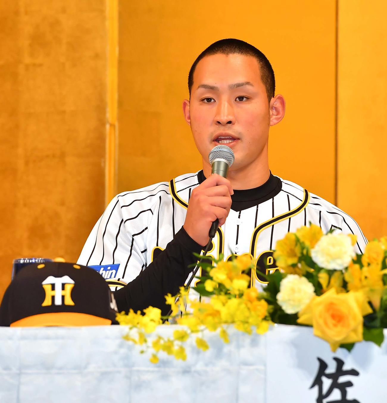 新人選手入団発表会でインタビュアーの質問に答える阪神ドラフト3位の佐藤蓮（撮影・上田博志）