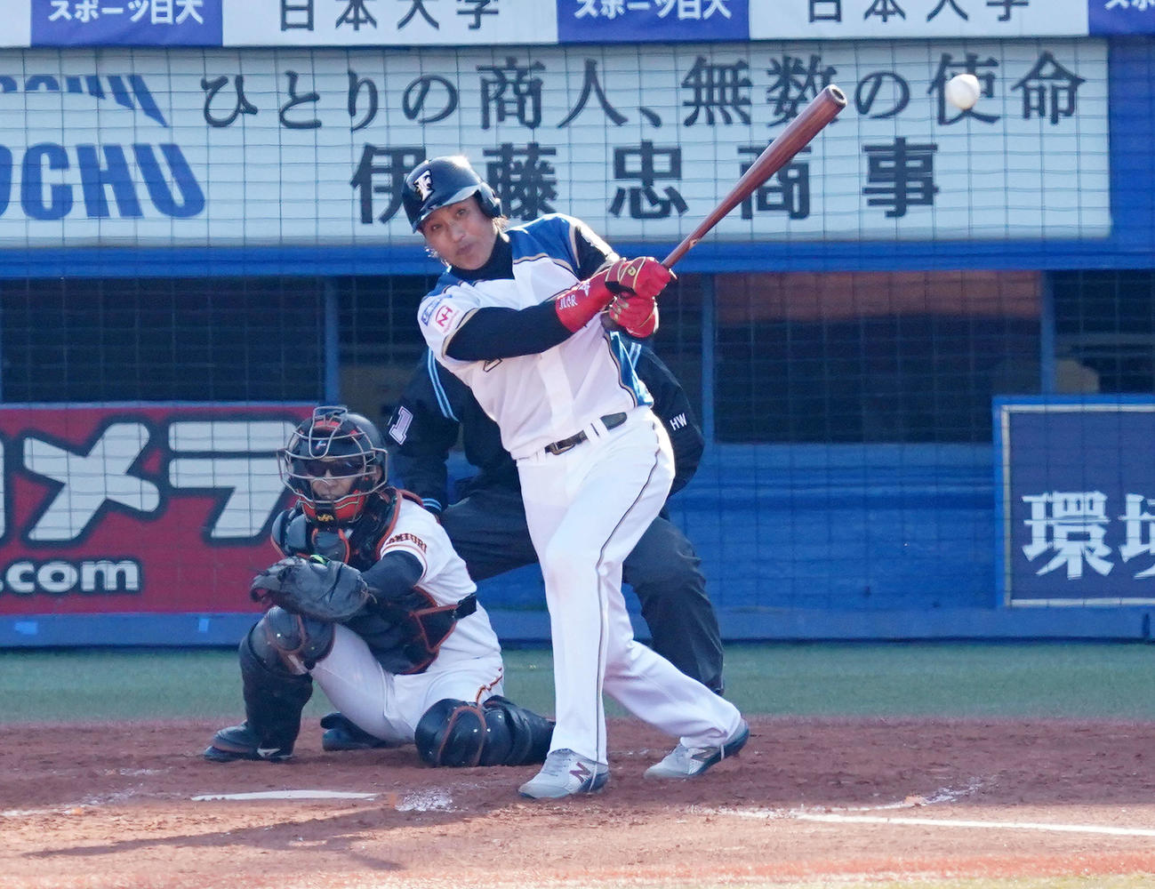 プロ野球合同トライアウトの第4打席、左前打を放つ新庄氏（撮影・江口和貴）