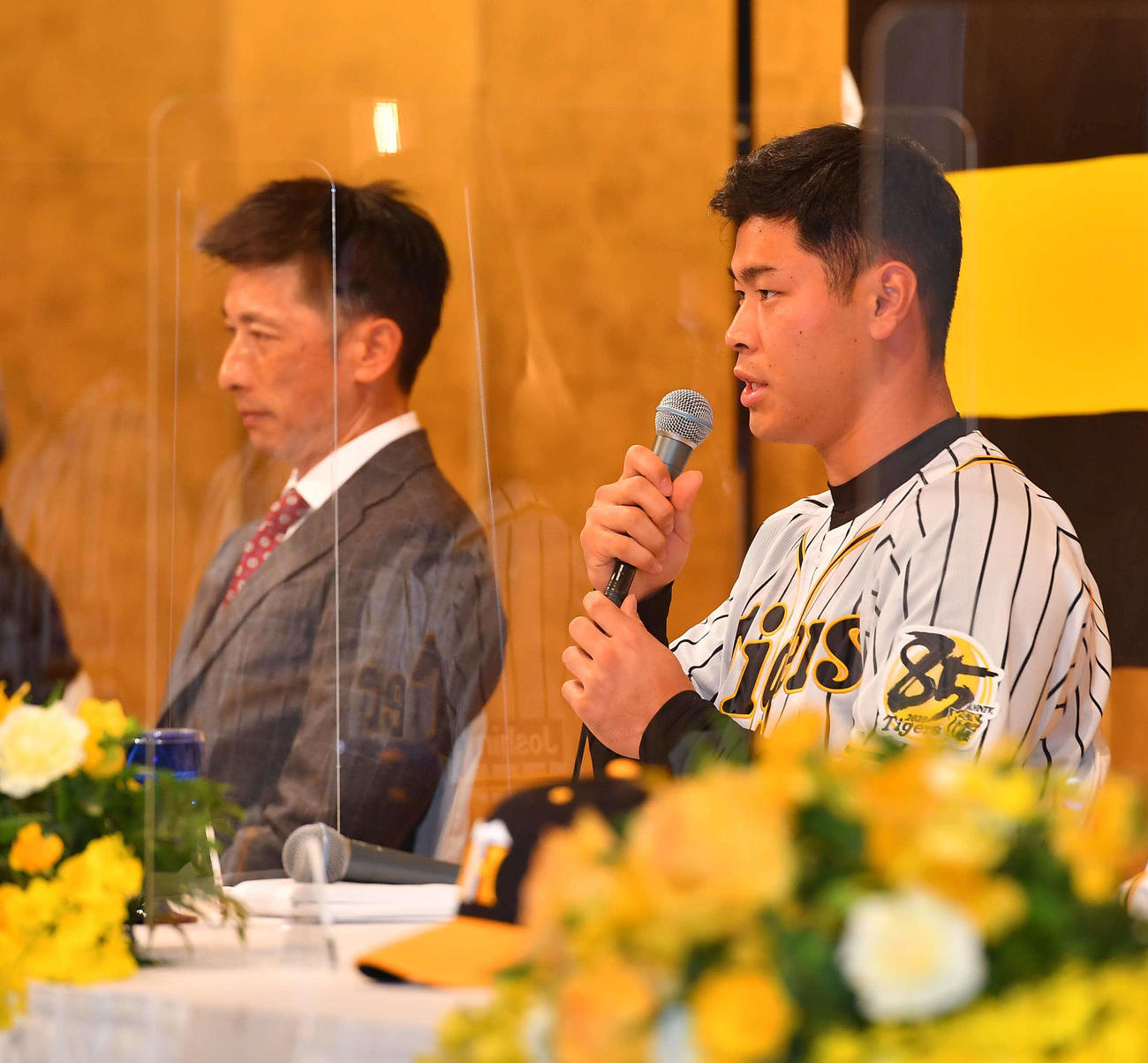新人入団会見で抱負を語る佐藤輝明（右）。左は矢野燿大監督（撮影・上田博志）