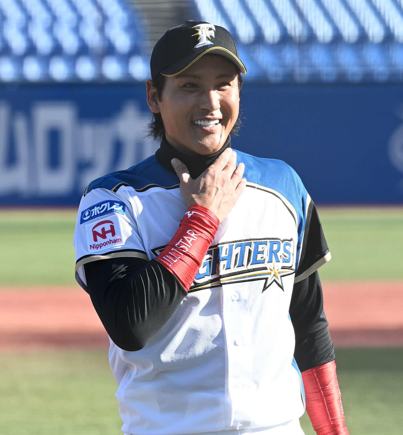 プロ野球合同トライアウトに笑顔で参加する新庄氏（撮影・山崎安昭）