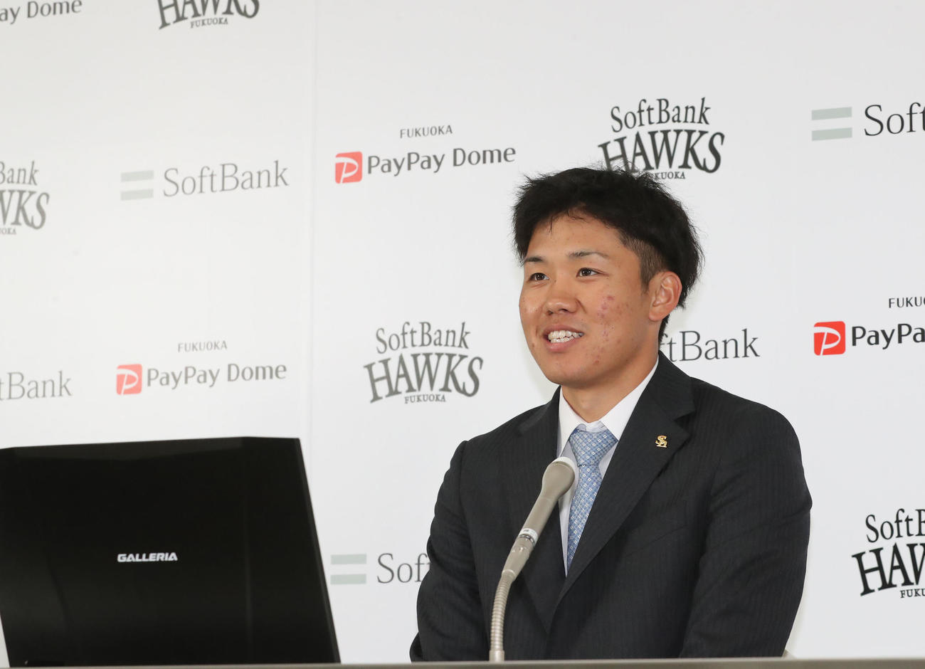 現状維持でサインした海野隆司はリモートで取材に応じる（撮影・梅根麻紀）