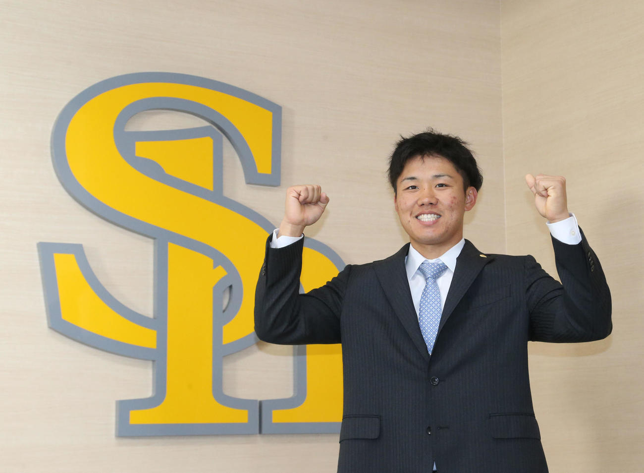 現状維持でサインした海野隆司、来季への活躍を誓う（撮影・梅根麻紀）