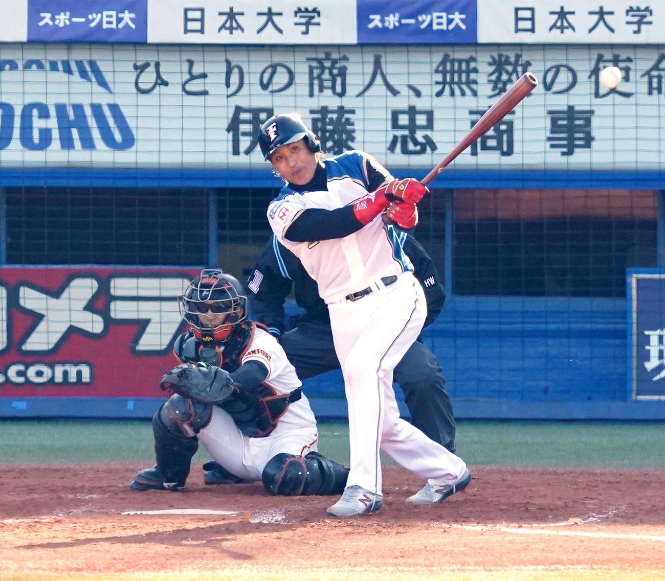 プロ野球合同トライアウトの第4打席、左前打を放つ新庄氏（撮影・江口和貴）