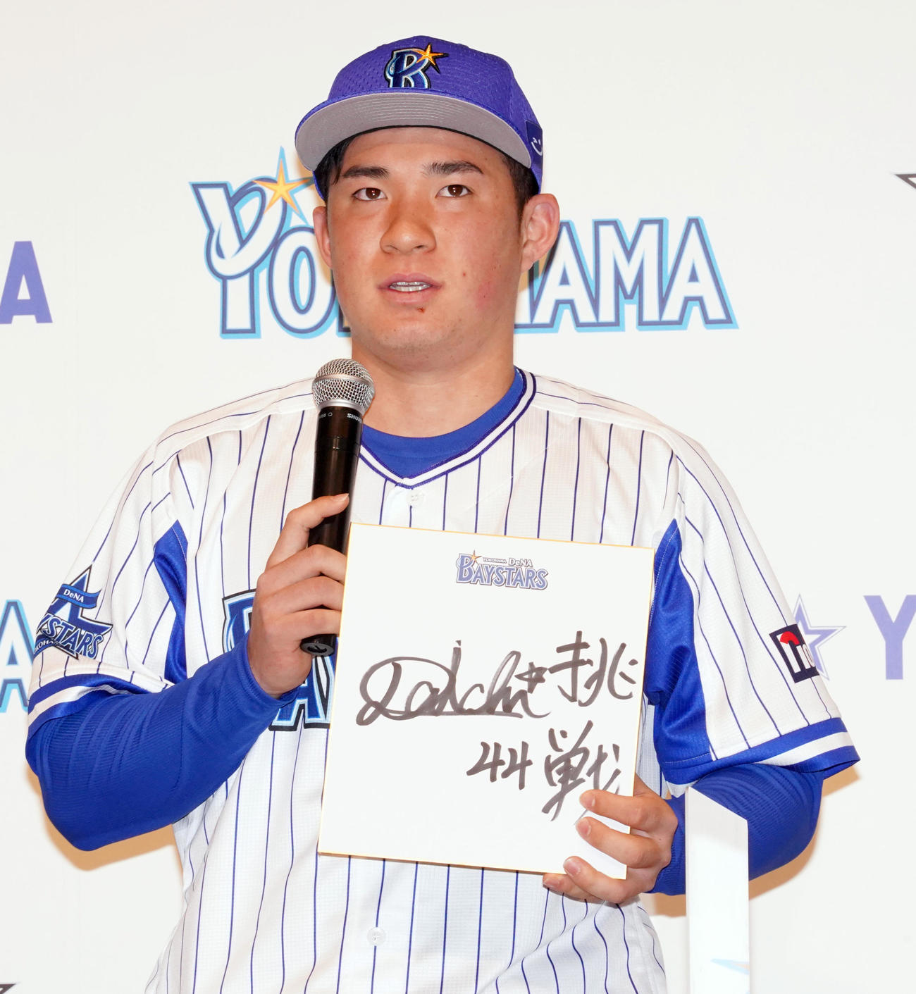 DeNA新入団会見で色紙に「挑戦」と記し、話をする4位の履正社高・小深田大地（代表撮影）