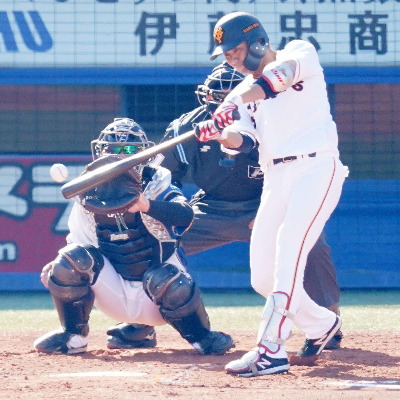 プロ野球合同トライアウトで中前打を放つ巨人吉川大（撮影・江口和貴）