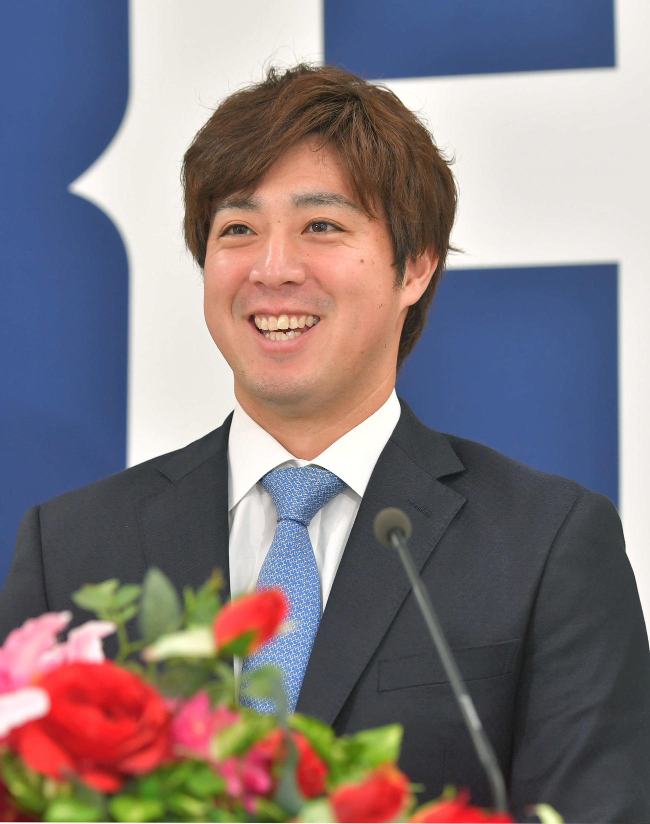 契約更改し、会見で笑顔を見せる広島・野村祐輔