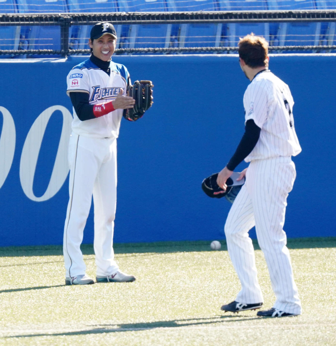 プロ野球合同トライアウトで好投したロッテ内（右）に拍手する新庄氏（撮影・江口和貴）