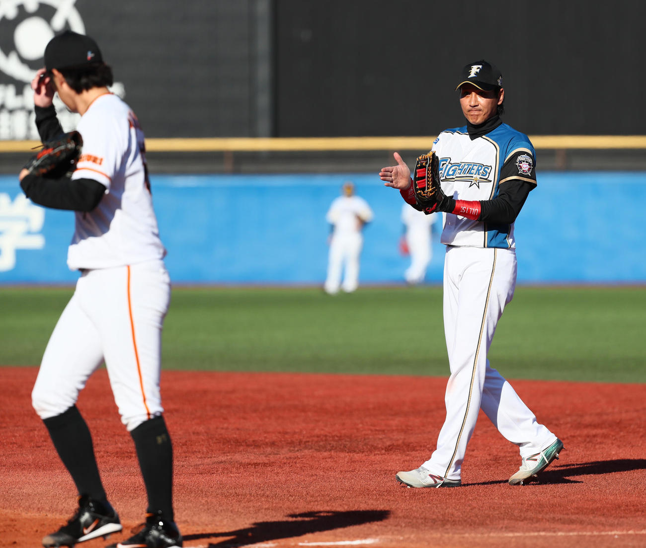 マウンドに上がる巨人田原（左）に声をかける新庄氏（撮影・足立雅史）
