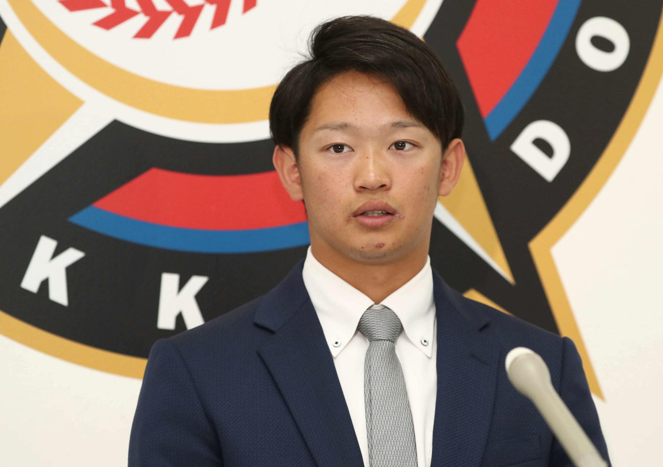 初めての契約更改で緊張した表情の日本ハム鈴木健矢（代表撮影）