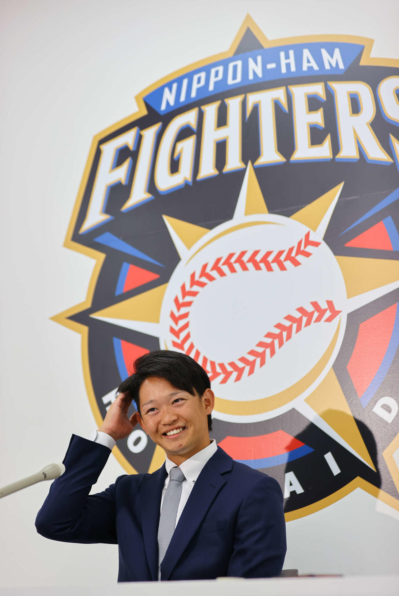 初めての契約更改で笑顔を見せる日本ハム鈴木健矢（代表撮影）
