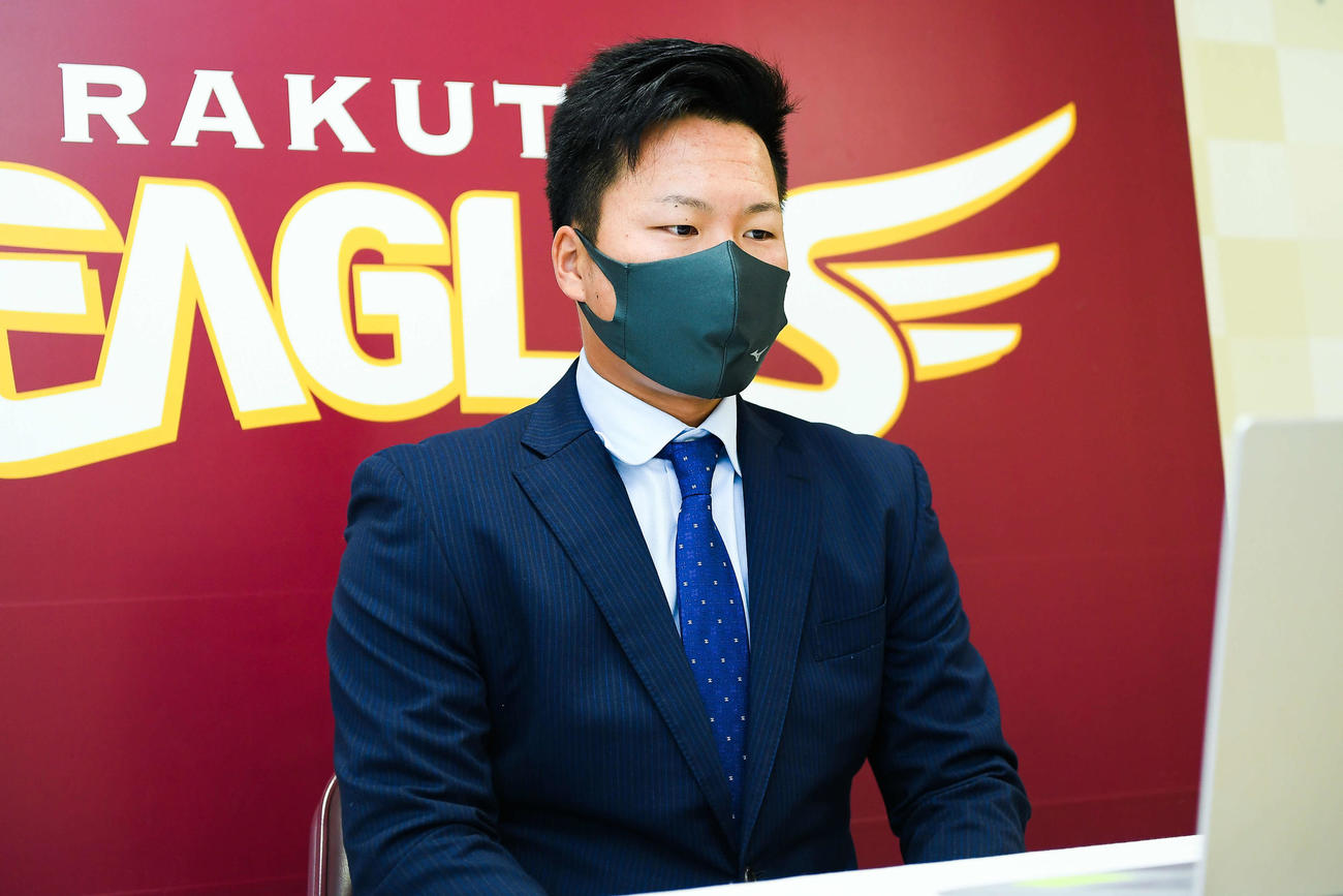 契約更改を終え、オンライン会見に臨む楽天釜田（球団提供）