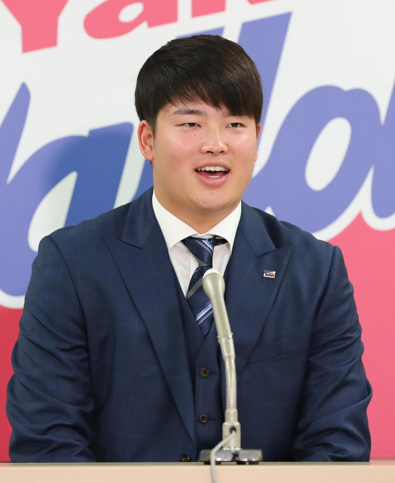 契約更改後の会見で笑顔を見せる村上宗隆（代表撮影）