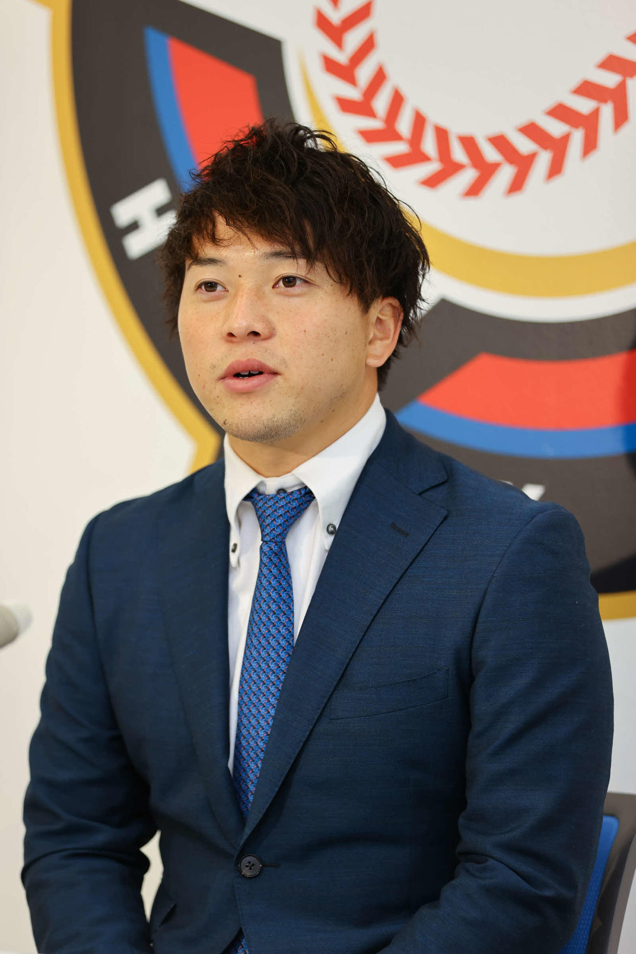 契約更改を終え、会見する日本ハム生田目（代表撮影）