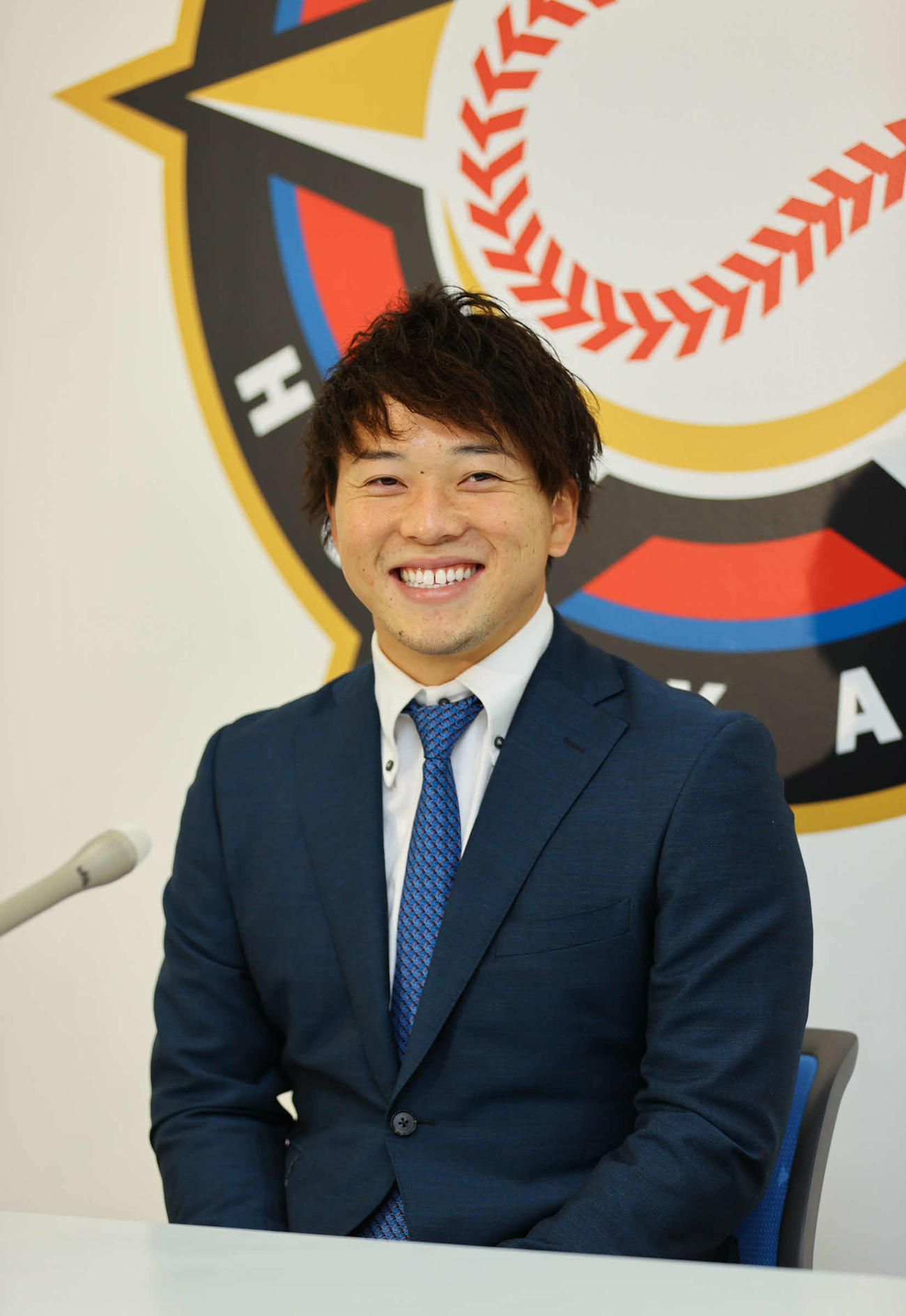 契約更改を終え、会見の席で笑顔をみせる日本ハム生田目（代表撮影）