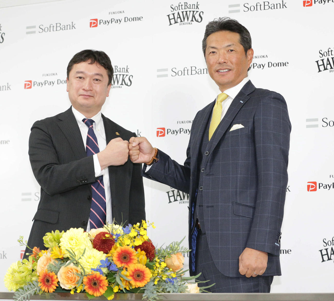 小久保ヘッドコーチとグータッチをするソフトバンク三笠GM（2020年12月3日撮影）