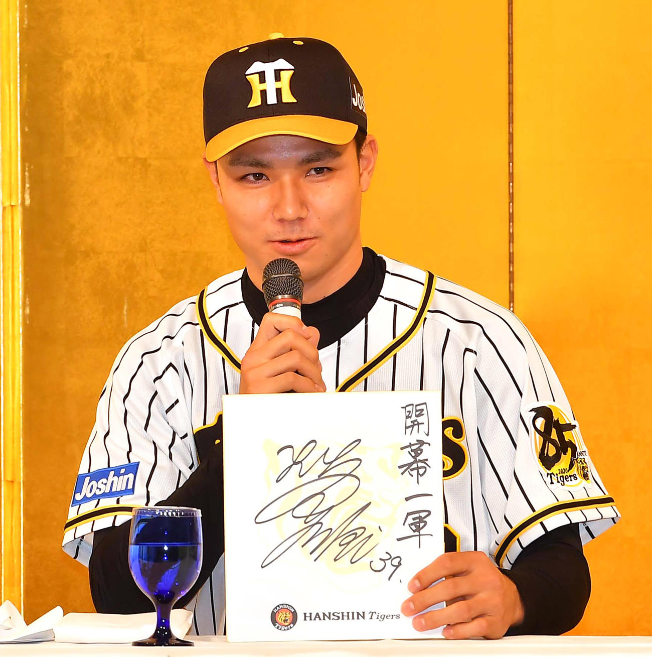 新人選手ファンミーティングで「開幕一軍」と目標をあげるドラフト4位の栄枝裕貴（撮影・上田博志）
