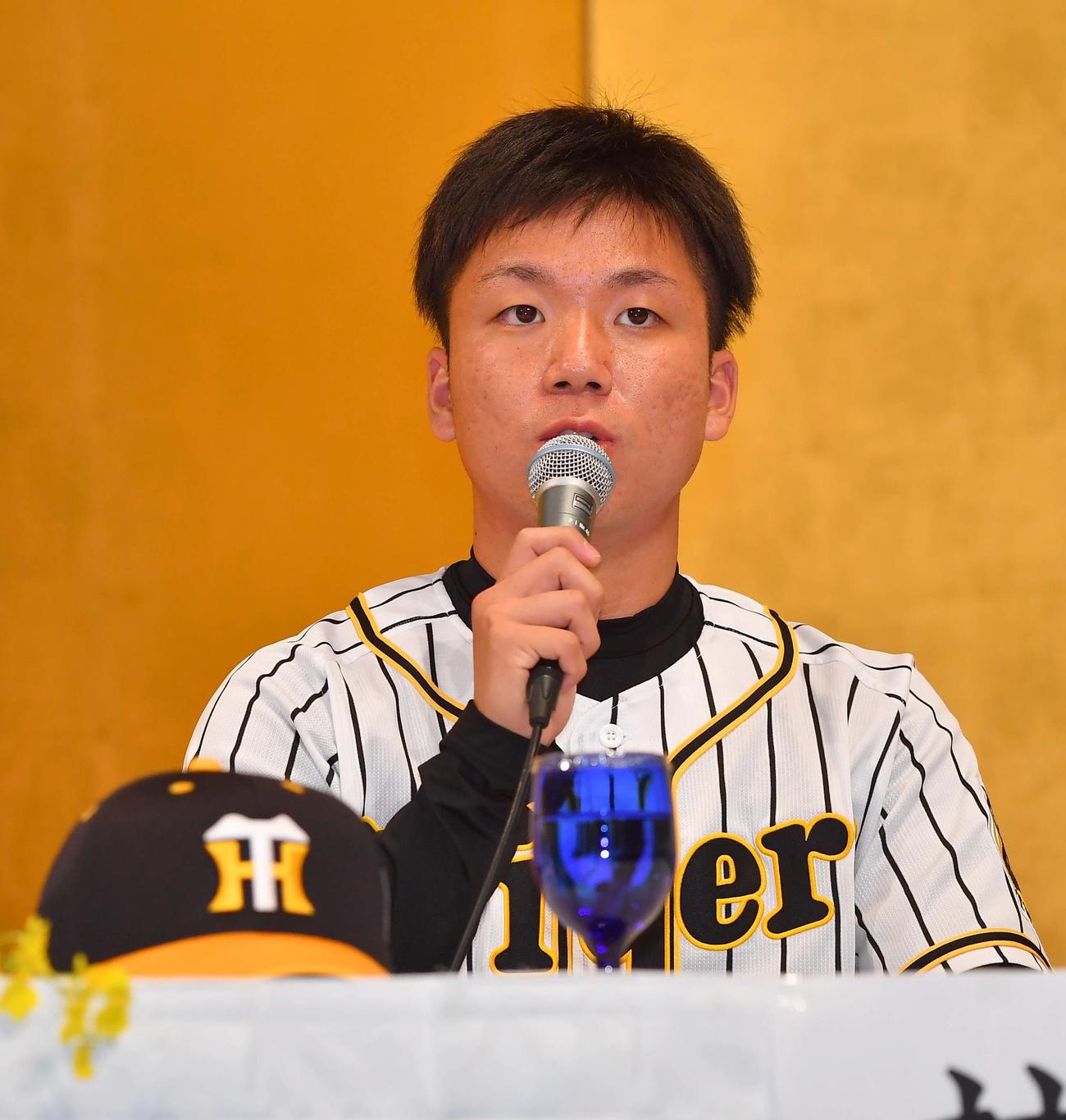新人選手入団発表会でインタビュアーの質問に答える阪神ドラフト5巡目の村上頌樹（撮影・上田博志）