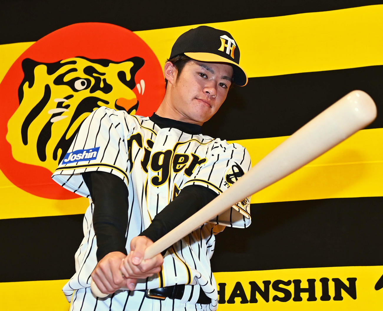 新人選手入団発表会で打撃フォームを披露するドラフト6位の中野（撮影・上田博志）