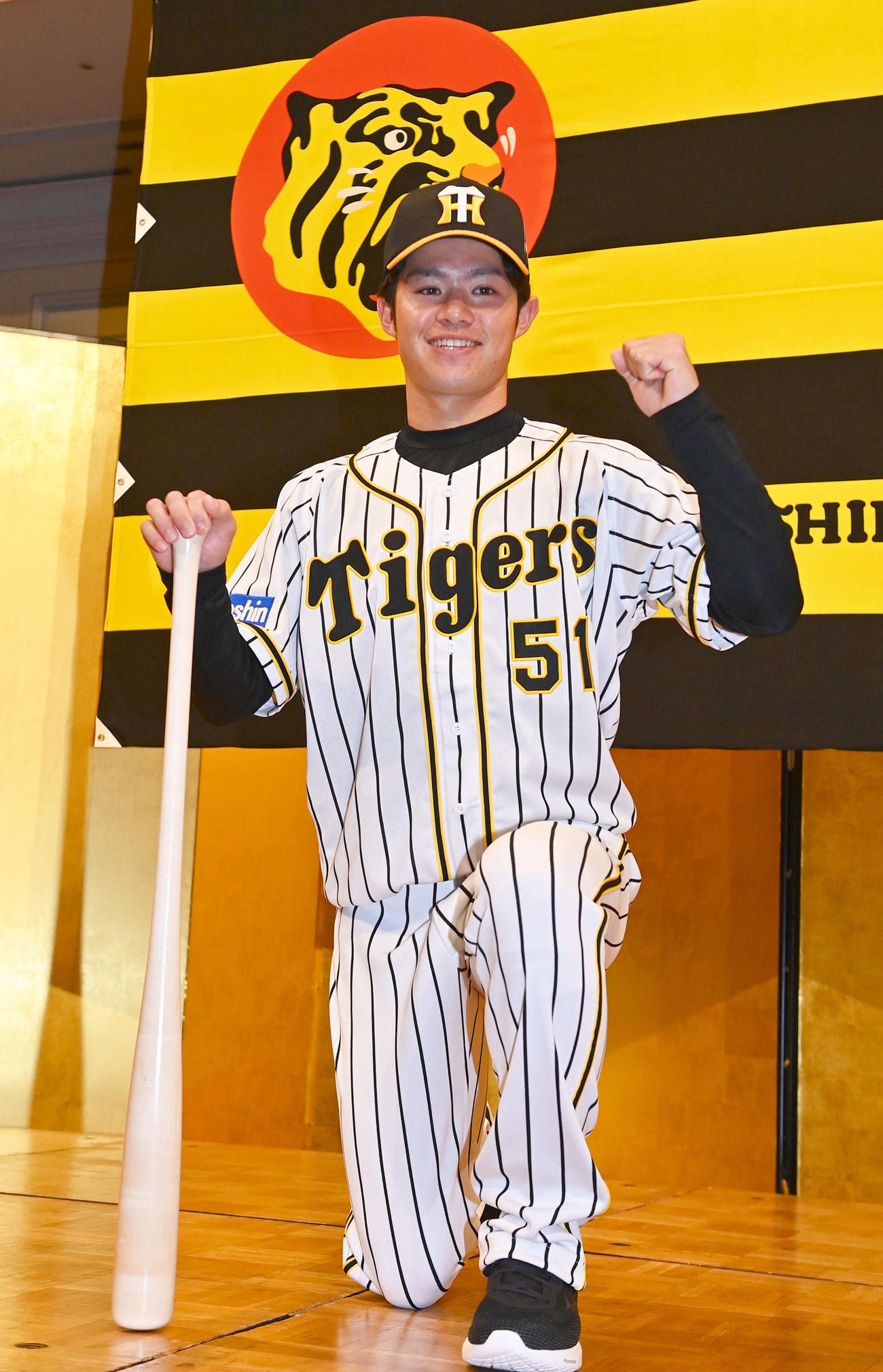 新人選手入団発表会で笑顔を見せるドラフト6位の中野（撮影・上田博志）