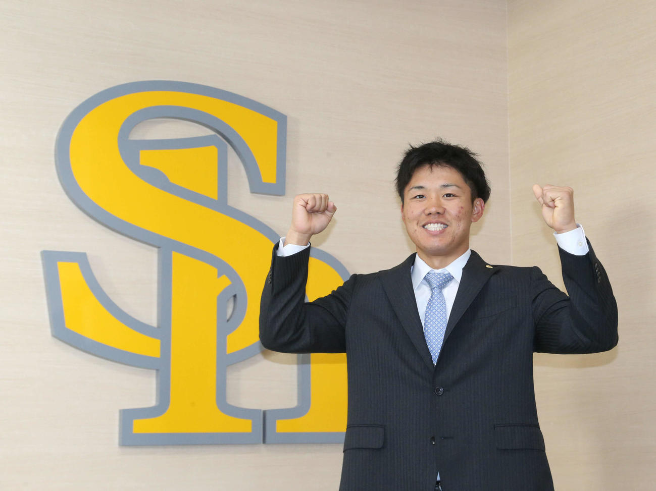 現状維持でサインしたソフトバンク海野は、甲斐との合同自主トレで飛躍を狙う（撮影・梅根麻紀）