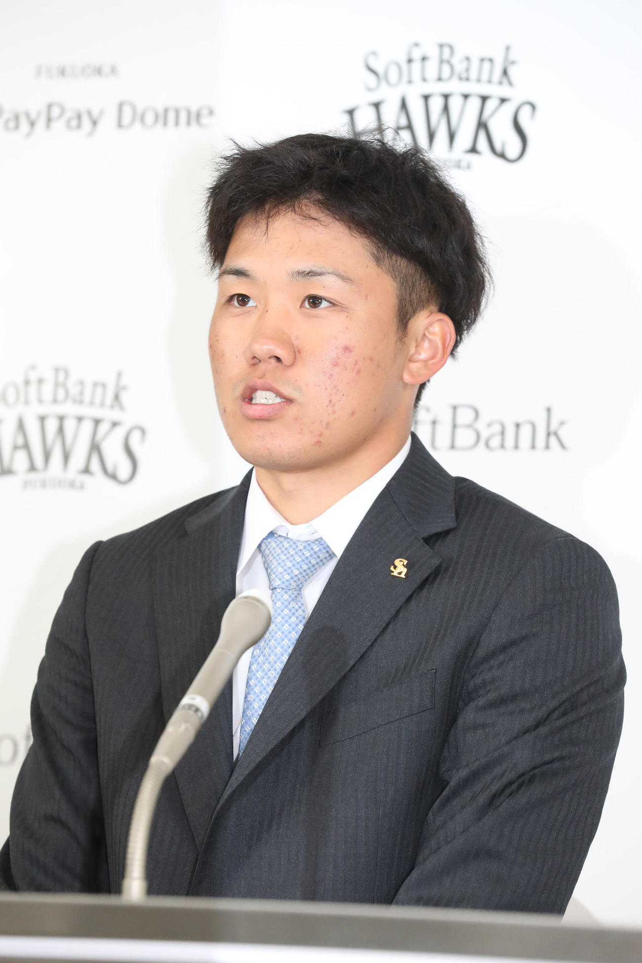 現状維持でサインした海野隆司はリモートで取材に応じる（撮影・梅根麻紀）