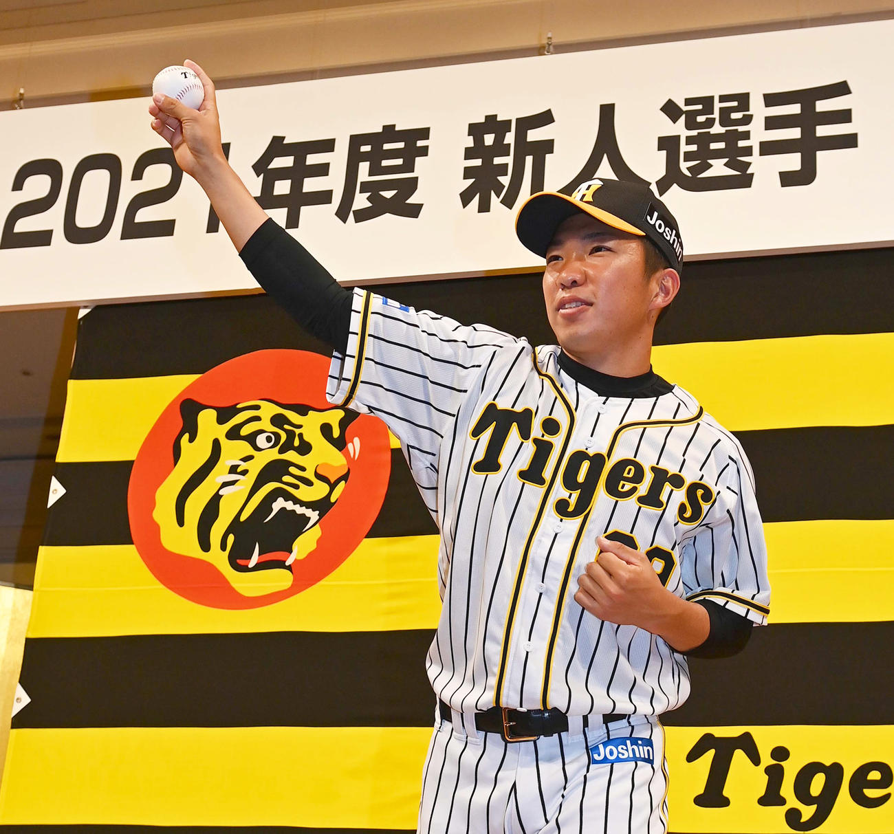 新人選手入団発表会で投球ポーズを披露するドラフト8位の石井大智（撮影・上田博志）