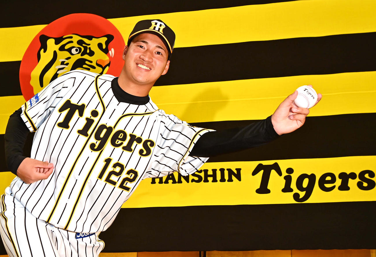 新人選手入団発表会で左サイドハンドのフォームを披露する育成ドラフト1位指名の岩田将（撮影・上田博志）