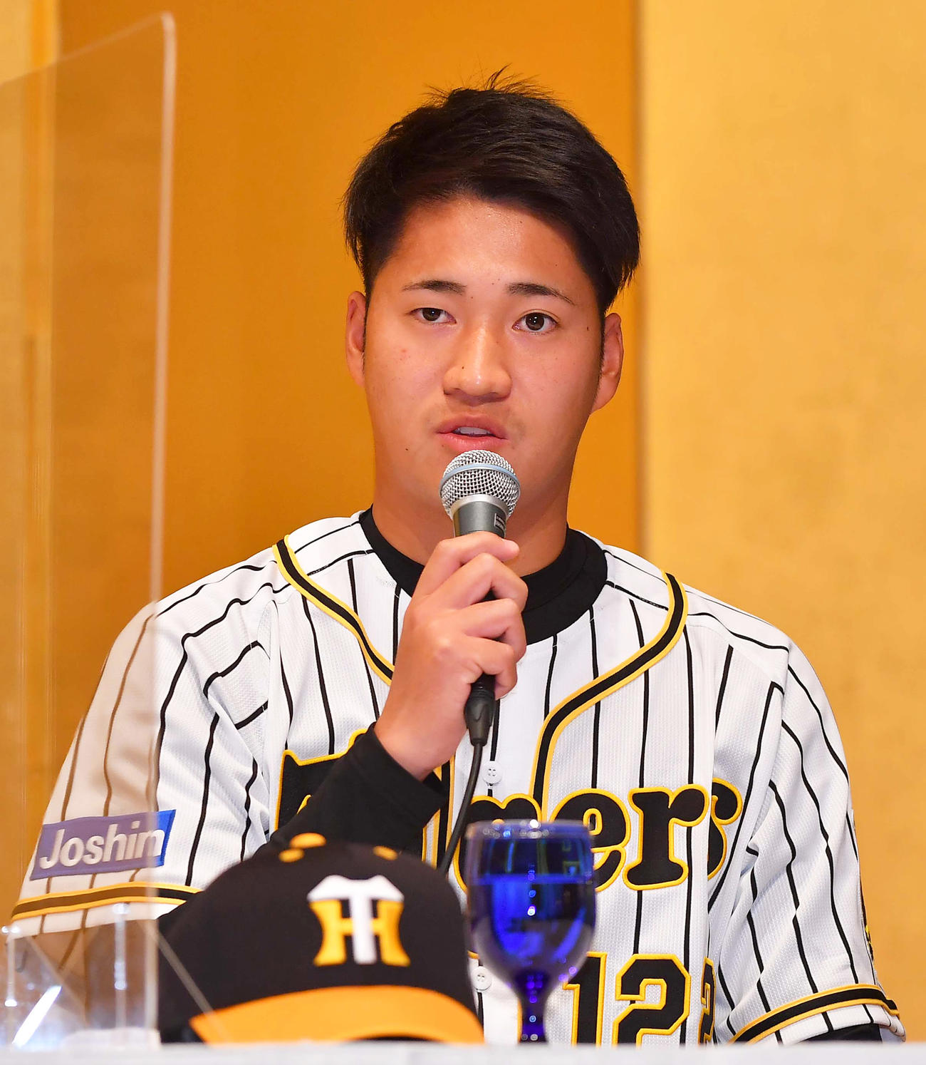 新人選手入団発表会でインタビュアーの質問に答える阪神育成ドラフト1位の岩田将貴（撮影・上田博志）