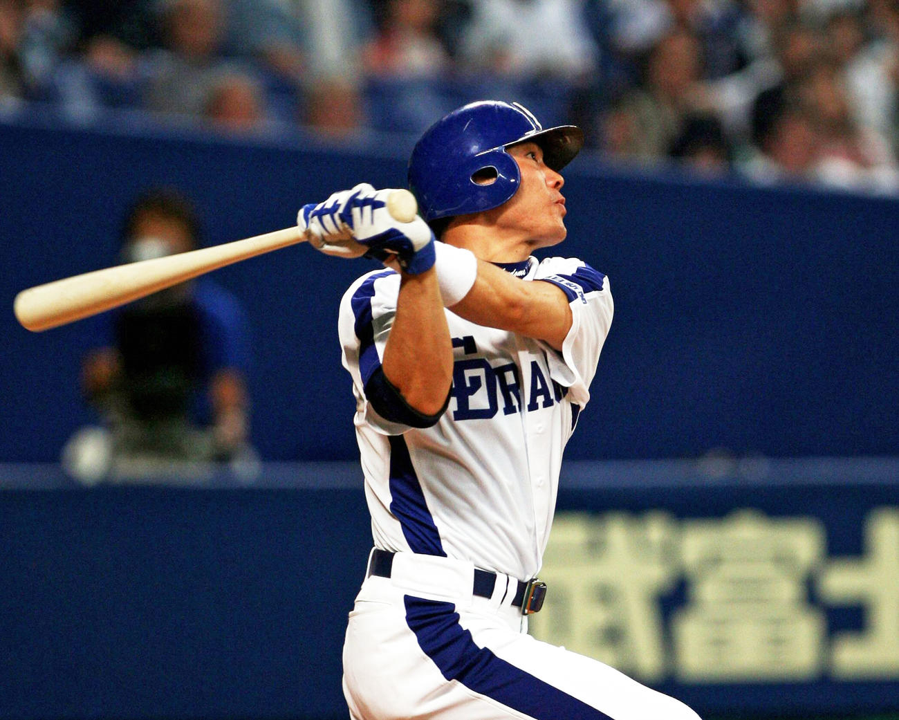 本塁打を放つ中日時代の福留孝介（2007年6月8日撮影）