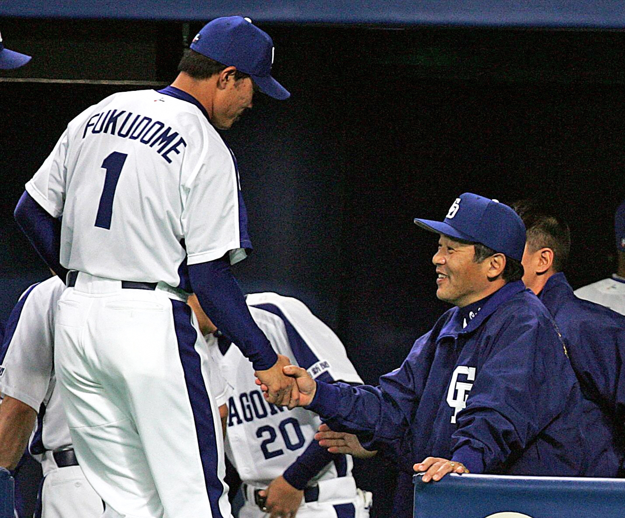 中日落合監督と握手をかわす福留孝介（2006年4月25日撮影）