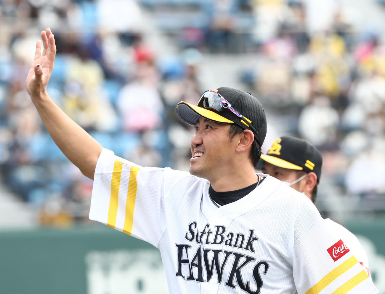 ソフトバンク2軍最終戦の試合前、スタンドに向かって手をふる内川聖一（2020年11月1日撮影）