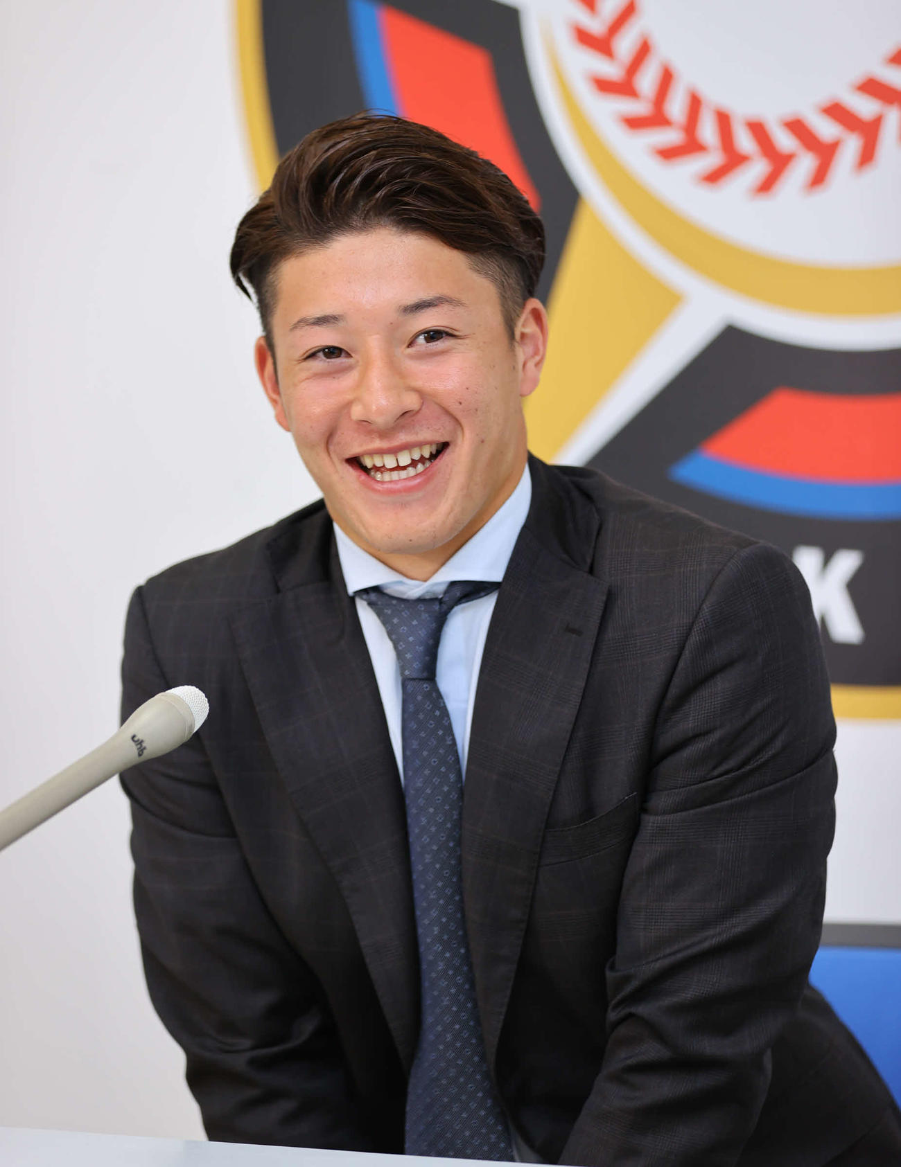 契約更改を終え、会見の席で笑顔をみせる日本ハム吉田輝（代表撮影）