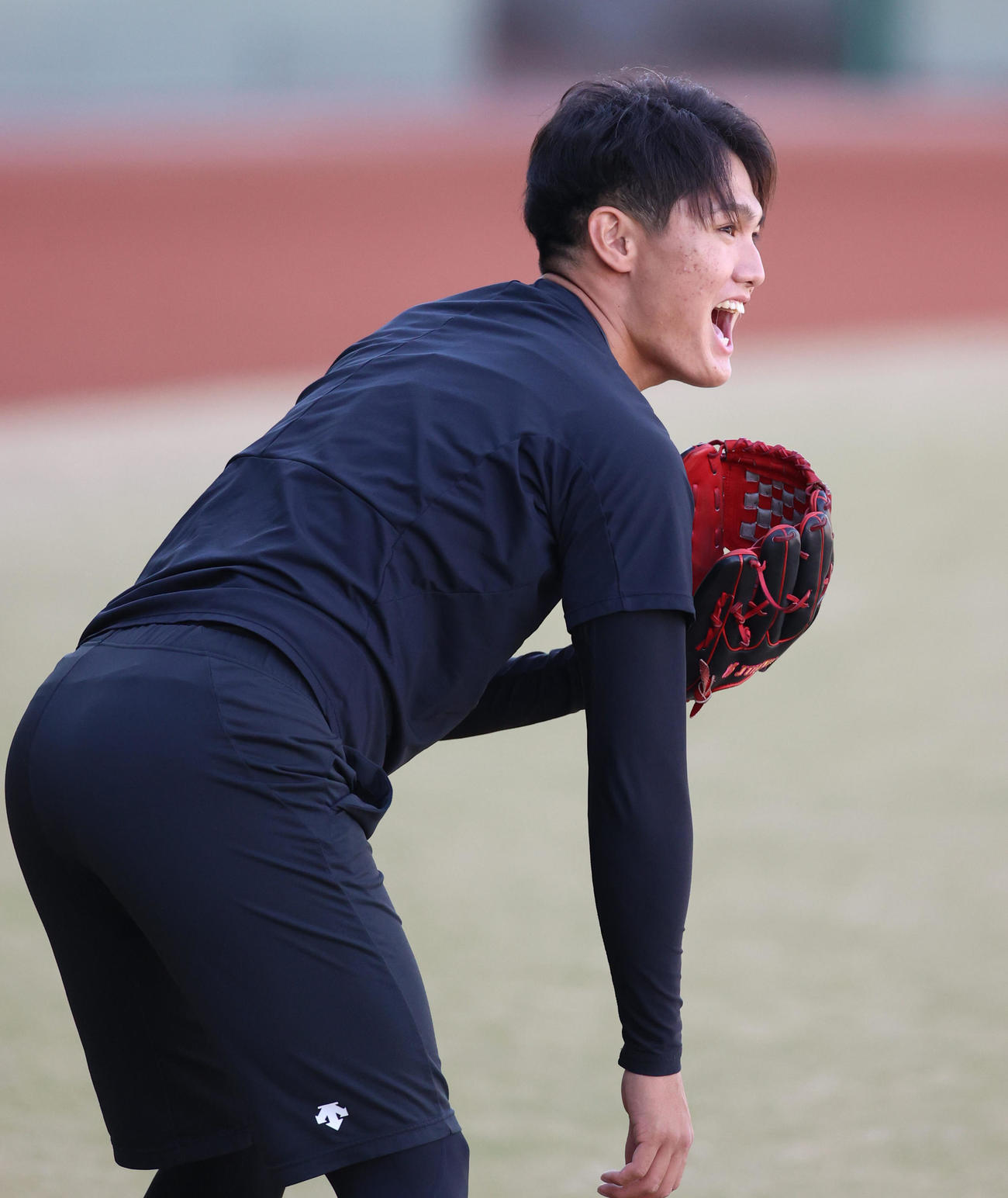 井上広大とキャッチボールを行う西純矢（代表撮影）
