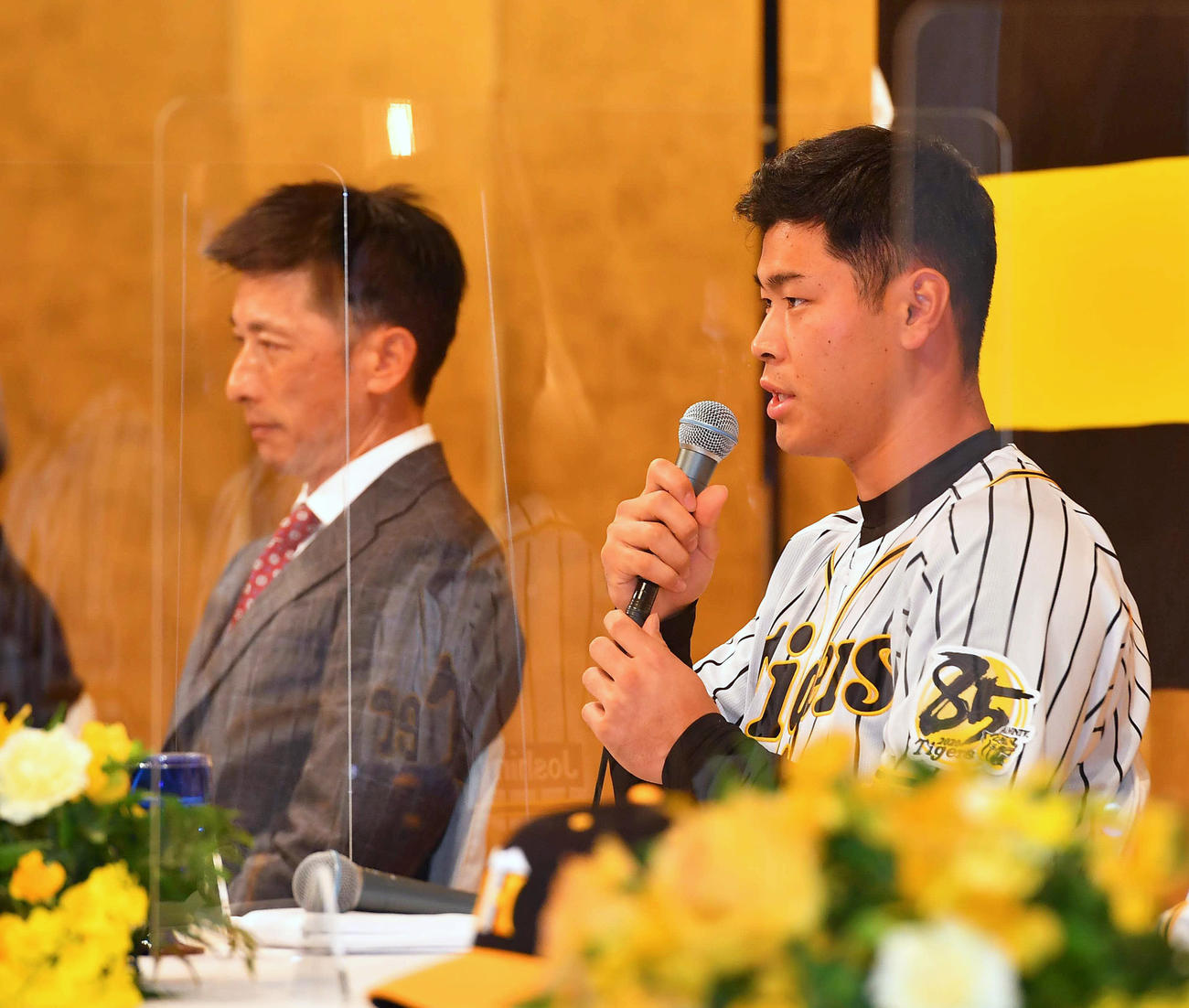 新人選手入団発表会で抱負を語る佐藤輝明（右）。左は矢野燿大監督（撮影・上田博志）