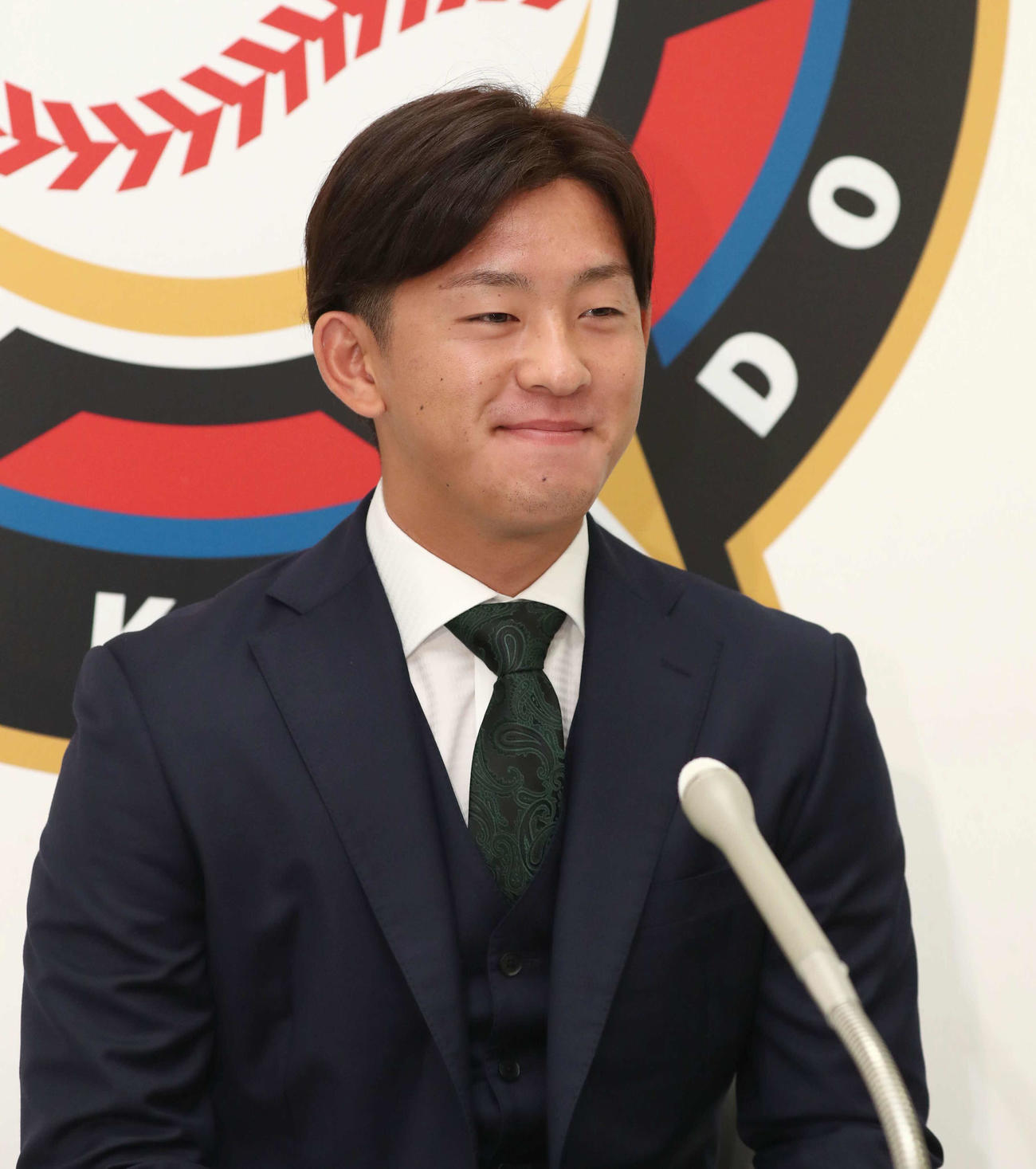 札幌市内にある球団事務所で契約更改を終え、会見に臨んだ日本ハム北浦（代表撮影）